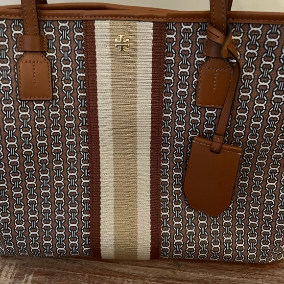 Tory Burch Gemini link tote. - Picture 2 of 11